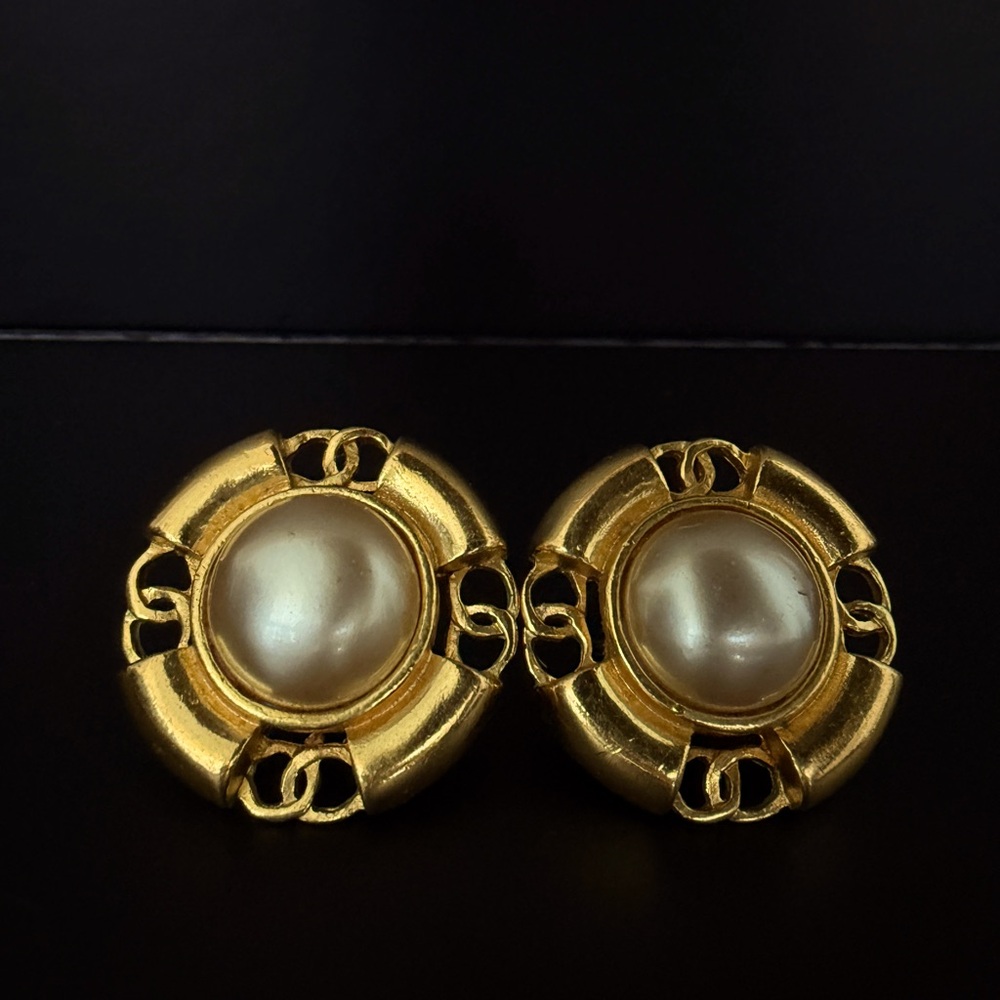 LOT 1707 24K gold plated CHANEL vintage clip on earrings pearl CC